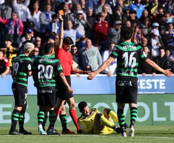 El &aacute;rbitro expulsa a Miquel Parera. / LaLiga