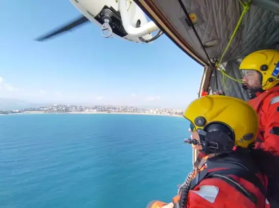 Este martes ha continuado la b&uacute;squeda por mar y por aire del marinero desaparecido en el hundimiento del 'Vilaboa Uno', sin que se hayan producido resultados.

El helic&oacute;ptero del Gobierno de Cantabria y el buque 'Alonso de Chaves' de Salvamento Mar&iacute;timo han regresado a base sin novedad tras realizar esta ma&ntilde;ana un nuevo rastreo en la zona de b&uacute;squeda.

Seg&uacute;n informaci&oacute;n del Centro de Atenci&oacute;n a Emergencias 112 de Cantabria, el rastreo del helic&oacute;ptero se ha realizado a petici&oacute;n de Salvamento Mar&iacute;timo, sobre la zona al norte de Cabo Mayor.

Adem&aacute;s de los medios desplegados en el lugar, se emiten avisos peri&oacute;dicos a los navegantes para que informen de cualquier avistamiento, indica Salvamento.

El marinero desaparecido, de origen peruano, era el maquinista del barco hundido el pasado 3 de abril frente a la costa de Santander, en el que murieron dos tripulantes y otros siete fueron rescatados.

Se trata del &uacute;nico de los diez miembros de la tripulaci&oacute;n que iban a bordo del pesquero que no ha sido localizado.

El 'Vilaboa Uno' se hundi&oacute; a seis millas de la costa de Santander con diez tripulantes a bordo, siete de los cuales fueron rescatados por embarcaciones que estaban en la zona, tras avisar a Salvamento Mar&iacute;timo de que ten&iacute;a una v&iacute;a de agua en el casco, mientras que otros dos fallecieron.

A lo largo de estos d&iacute;as se ha buscado sin resultados al desparecido, con un robot submarino de Salvamento Mar&iacute;timo, que encontr&oacute; el pesquero hundido a unos 120 metros de profundidad, pero no al marinero, y tambi&eacute;n se han realizado tareas por mar y aire. / 112 CANTABRIA