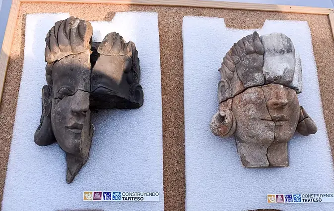 En el a&ntilde;o 2014 ya hab&iacute;a aparecido en Guare&ntilde;a (Badajoz) la primera pista de lo que los expertos consideraban un vuelco en la historia conocida de la cultura tart&eacute;sica (siglos VIII-IV a.C.). Se trat&oacute; entonces de un gran edificio oculto que escond&iacute;a un sacrificio masivo de animales, principalmente caballos.