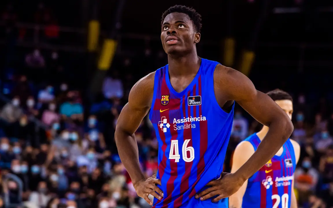 James Nnaji del FC Barcelona en acci&oacute;n durante el partido de la Liga Endesa ACB entre el FC Barcelona y el Coviran Granada en el Palau Blaugrana el 27 de noviembre de 2022 en Barcelona, Espa&ntilde;a. / AFP7 / Europa Press
