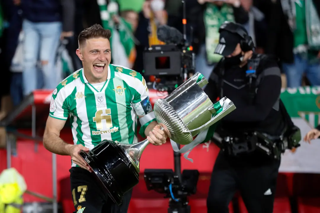 Joaqu&iacute;n S&aacute;nchez con el trofeo de la Copa del Rey. / Jos&eacute; Manuel Vidal