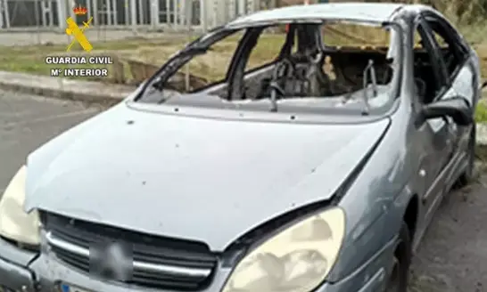 Uno de los coches quemados. / GC