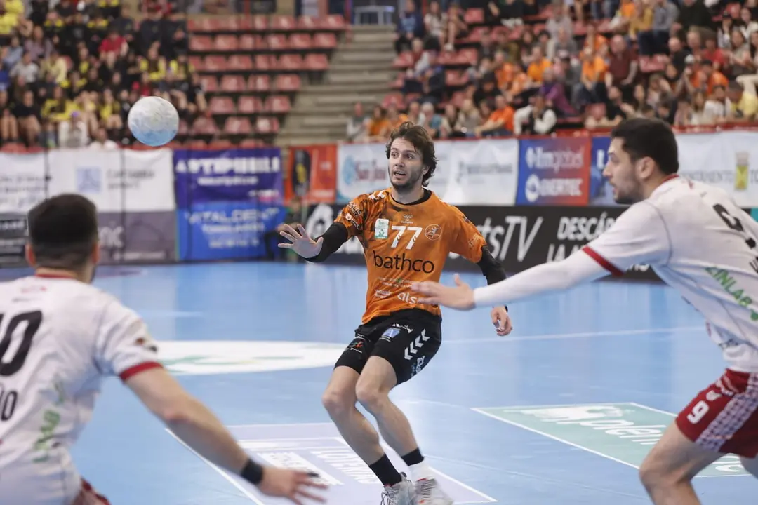 El jugador del BM Torrelavega Nicolai Colunga. / BMT