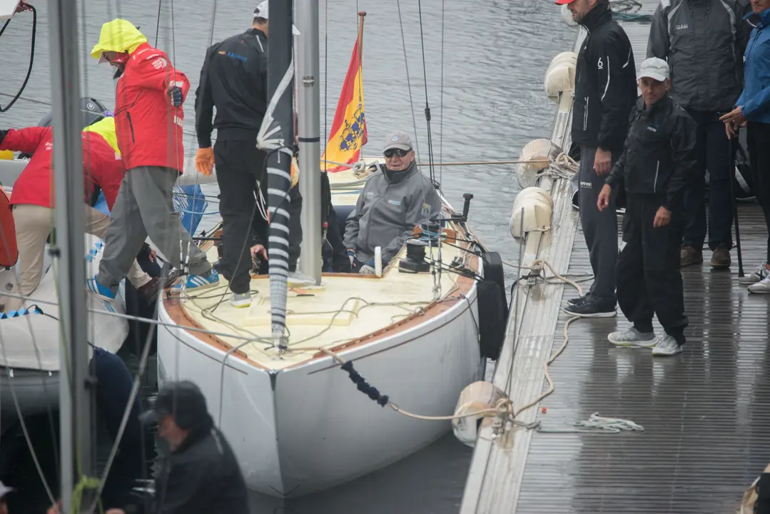 El Rey Juan Carlos a su llegada a puerto tras su embarco en el 'El Brib&oacute;n'. / Gustavo de la Paz