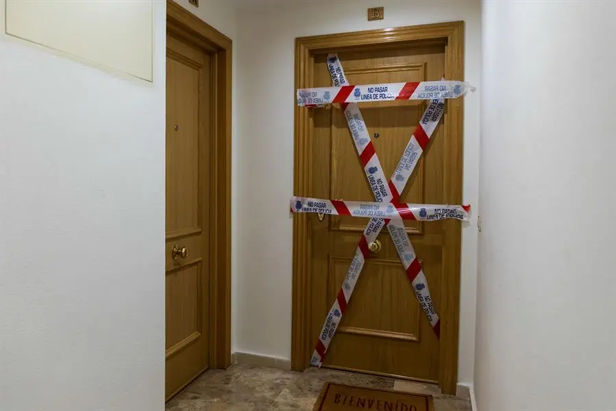 Una mujer de 42 a&ntilde;os ha fallecido este s&aacute;bado en M&aacute;laga tras caer desde la sexta planta de un edificio, un suceso que investiga la Polic&iacute;a Nacional, que ha detenido al hombre con el que se encontraba en la vivienda por su presunta implicaci&oacute;n en los hechos. EFE/ &Aacute;lvaro Cabrera