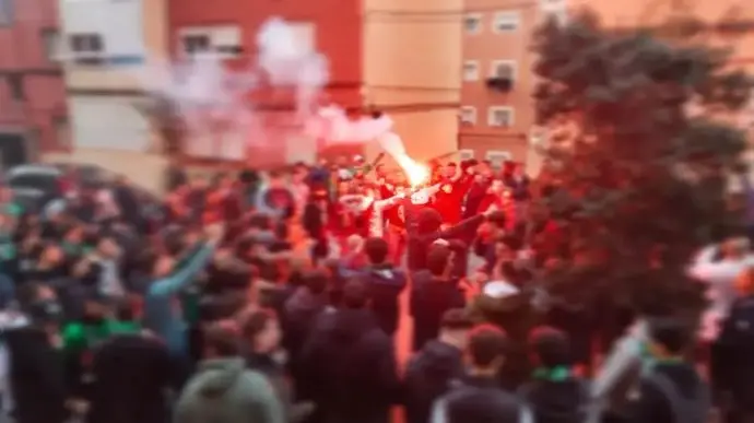 La afici&oacute;n racinguista por las calles de Santander en uno de sus encuentros. / L.V.