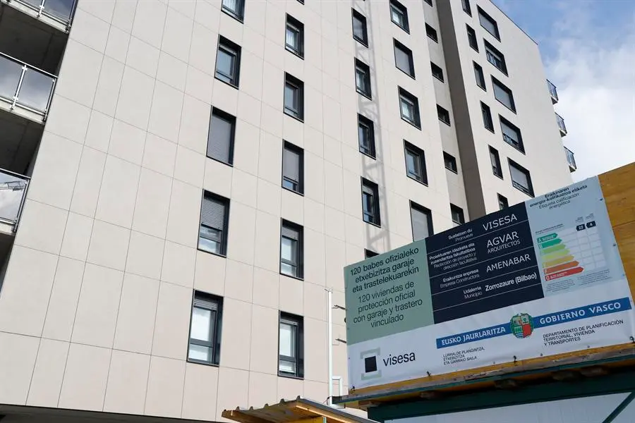 Un cartel anuncia la construcci&oacute;n de viviendas sociales en Bilbao. Luis Tejido