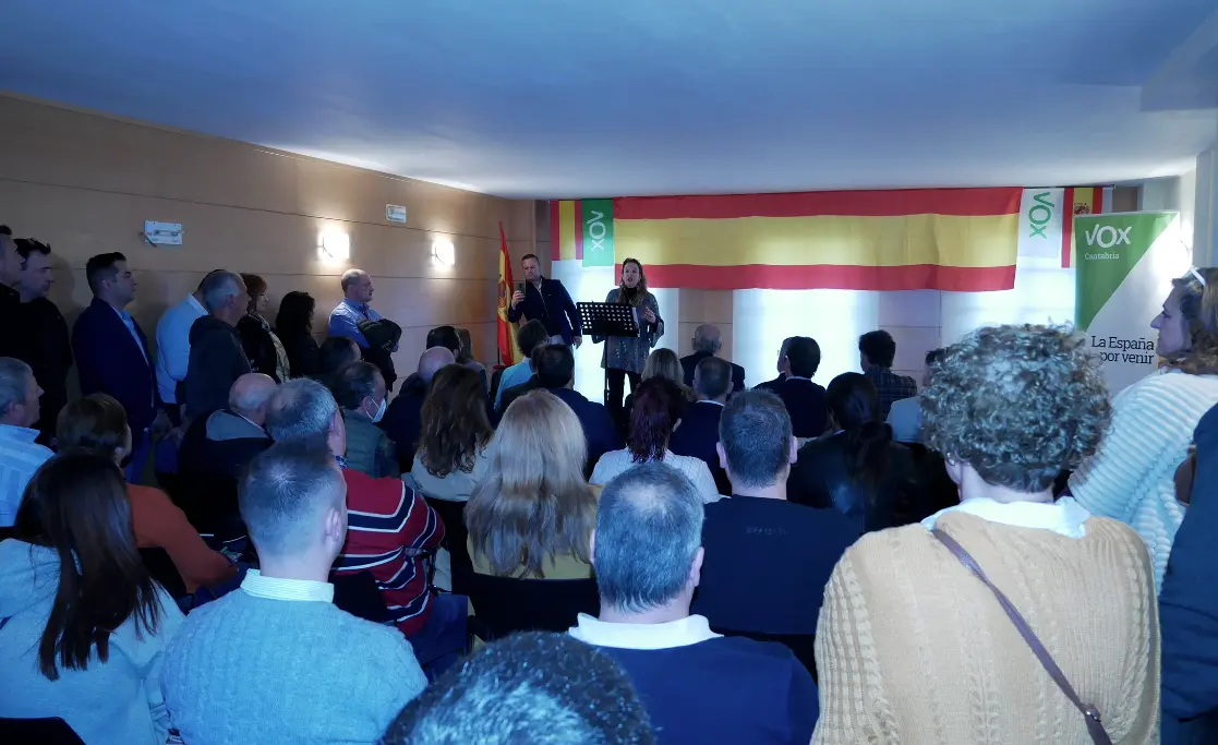 La candidata a la presidencia del Gobierno, Leticia D&iacute;az, durante el acto en Sar&oacute;n. / ALERTA