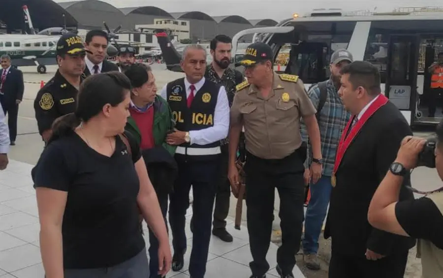 La llegada del expresidente peruano Alejandro Toledo (c-i) tras ser extraditado de Estados Unidos, en Lima (Per&uacute;). EFE / Polic&iacute;a Nacional de Per&uacute;