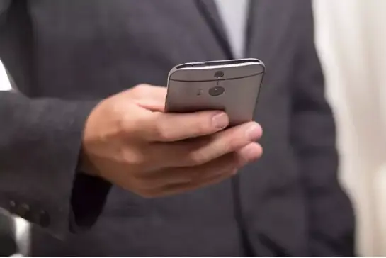 Un usuario maneja su tel&eacute;fono m&oacute;vil. / JUNTA