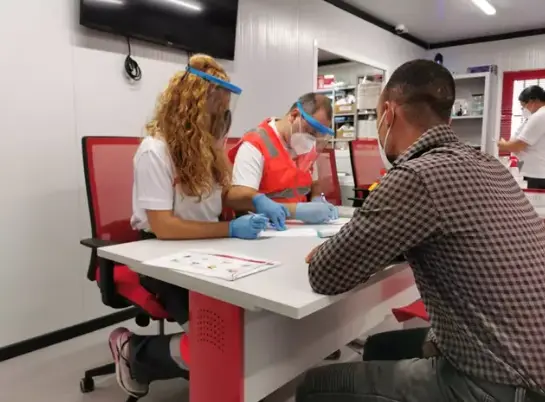 Miembros de la Cruz Roja atendiendo a una persona. / AEE