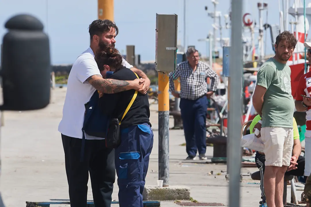 Dos familiares del pescador desaparecido tras caer al mar. / Alerta