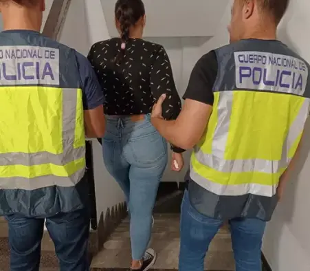 Dos agentes de la Polic&iacute;a Nacional en Palma llevan a la detenida. / CNP