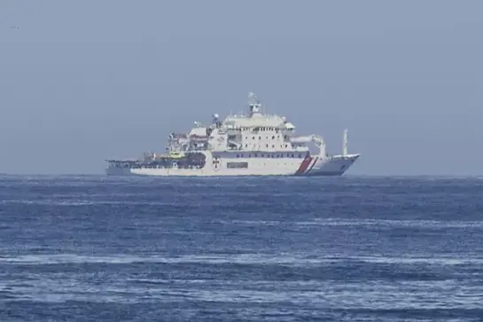 Un barco participa en el dispositivo de b&uacute;squeda del pescador desaparecido. /  C&eacute;sar Ortiz