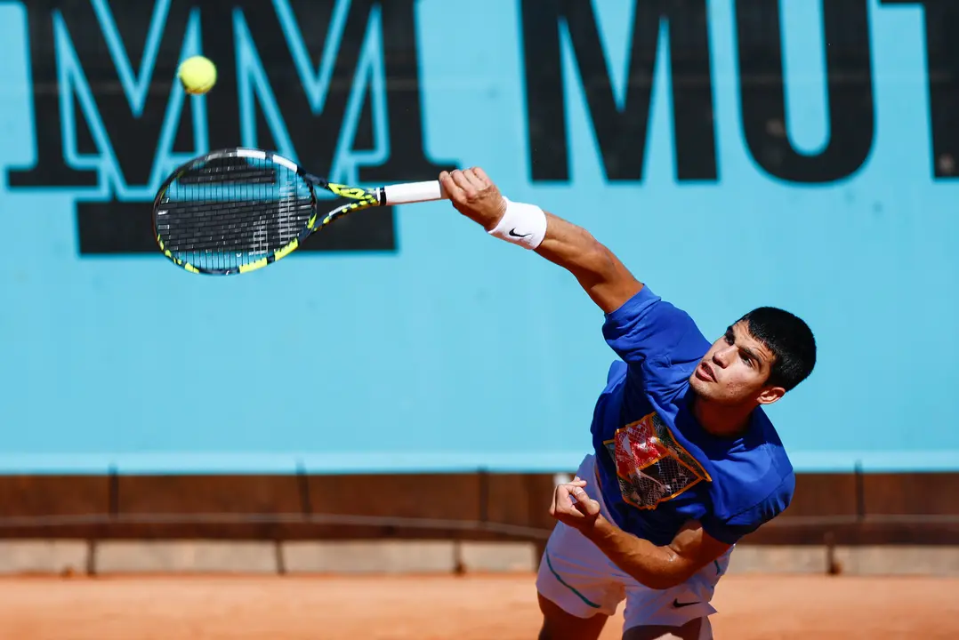 El tenista espa&ntilde;ol Carlos Alcaraz durante un entrenamiento en la Caja M&aacute;gica en Madrid, en el marco del Masters 1000 de Madrid. / Rodrigo Jim&eacute;nez