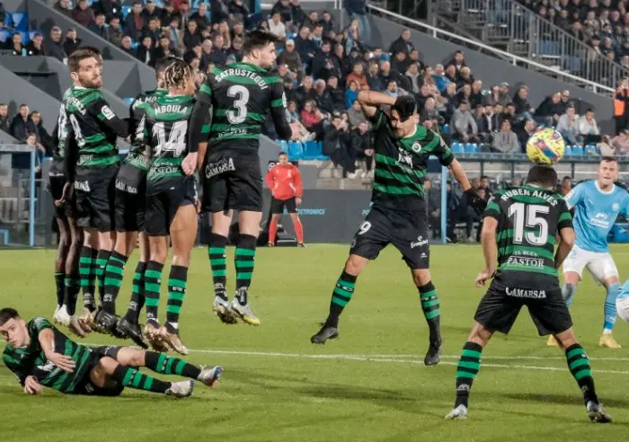 Instant&aacute;nea del partido de ida entre el Ibiza y el Racing. / LALIGA