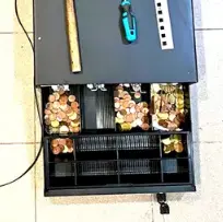 Caja registradora robada de una librer&iacute;a y herramientas usadas para romper el cristal. / CNP