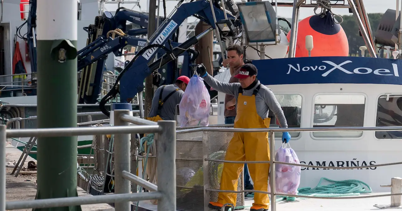 Marineros del pesquero gallego "Novo Xoel", este martes en el puerto de la localidad c&aacute;ntabra de San Vicente de la Barquera, donde permanece atracado despu&eacute;s que uno de sus trabajadores cayera al mar esta madrugada. Equipos del servicio de Salvamento Mar&iacute;timo buscan desde este martes a este pescador a unas cinco millas al norte de San Vicente de la Barquera. EFE/Pedro Puente Hoyos
