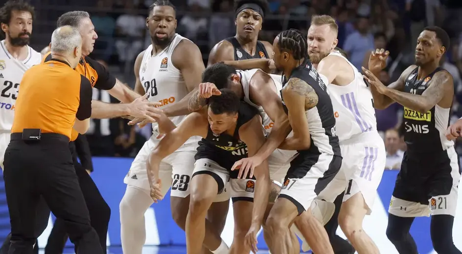 Pelea entre los jugadores del Real Madrid y Partizan de Belgrado en los playoff de la Euroliga disputado en el WiZkink. / EFE