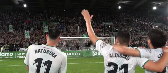 Los jugadores del Racing tras la victoria celebrando con la afici&oacute;n c&aacute;ntabra. / RRC