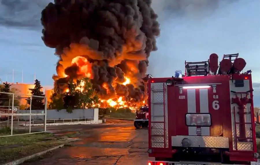 Los dep&oacute;sitos de combustible incendiados tras el ataque con drones. / EFE / SEVASTOPOL GOVERNOR