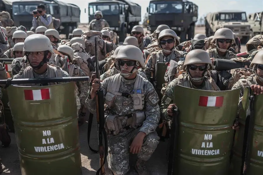 Militares peruanos permanecen en la zona del control fronterizo, en Santa Rosa (Per&uacute;) frontera con Chile. / Aldair Mej&iacute;a