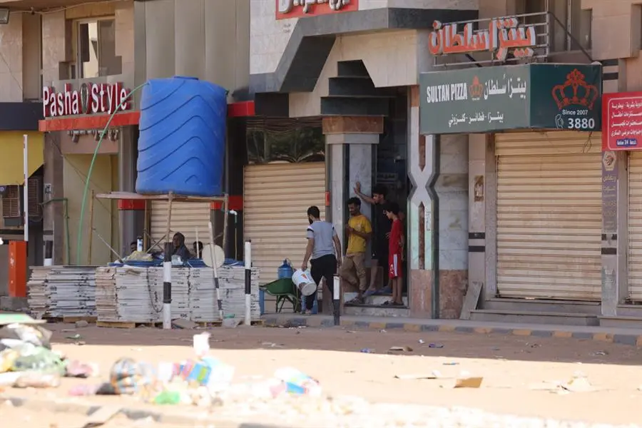 Sudaneses ante una tienda en Jartum, en Sud&aacute;n. EFE / STRINGER