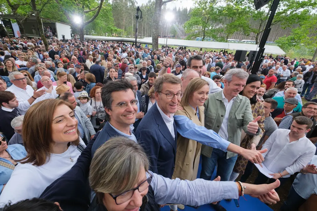 El presidente del Partido Popular, Alberto N&uacute;&ntilde;ez Feij&oacute;o (c), el presidente de la Xunta de Galicia, Alfonso Rueda (d) y el candidato del PP a la Alcald&iacute;a de Santiago, Borja Verea (2i), en la Romer&iacute;a del PPdeG. EP / C&eacute;sar Arxina