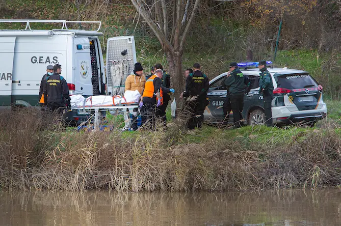 Agentes de la Guardia Civil junto a uno de los cuerpos en la pesquera de Villamarciel, a 19 de diciembre de 2022, en Villamarciel, Valladolid, Castilla y Le&oacute;n (Espa&ntilde;a). El objetivo del operativo es buscar los cuerpos de las dos personas que ocupaban el ultraligero del que se perdi&oacute; la pista, la tarde del s&aacute;bado 17 de diciembre, tras despegar del Aer&oacute;dromo de la localidad vallisoletana de Matilla de los Ca&ntilde;os y que fue localizado ayer domingo 18 de diciembre, sumergido en aguas del r&iacute;o Duero.
Fecha: 19/12/2022. leer menos

Foto de ARCHIVO

Firma: Joaqu&iacute;n Rivas / Europa Press