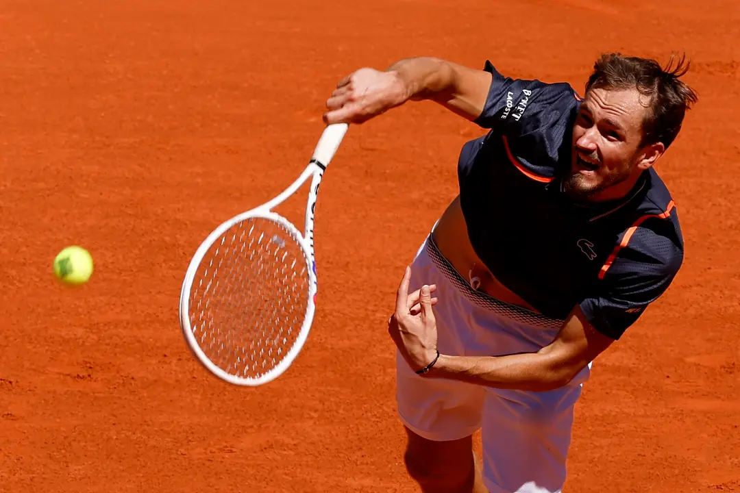 El tenista ruso Daniil Medvedev realiza un saque ante su compatriota Alexander Shevchenko durante el partido de dieciseisavos de final que les enfrent&oacute; en el Mutua Madrid Open de tenis que se celebra, este lunes, en la Caja M&aacute;gica en Madrid. / Chema Moya
