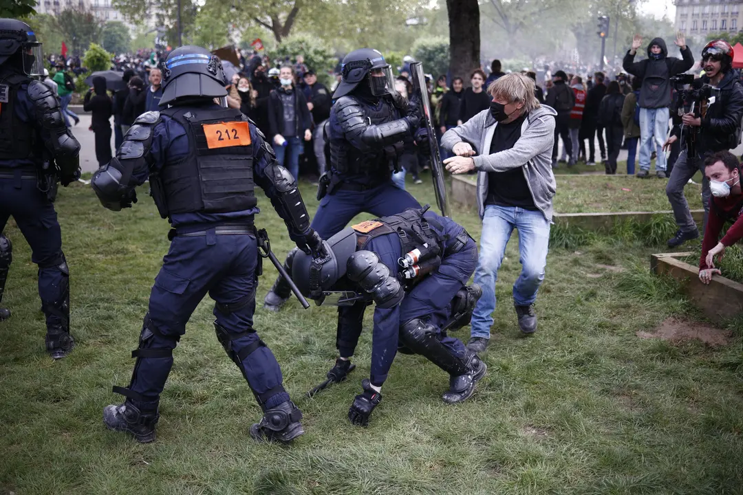 Enfrentamientos entre la polic&iacute;a y manifestantes durante una manifestaci&oacute;n el Primero de Mayo (D&iacute;a del Trabajo). / Raphael Lafargue