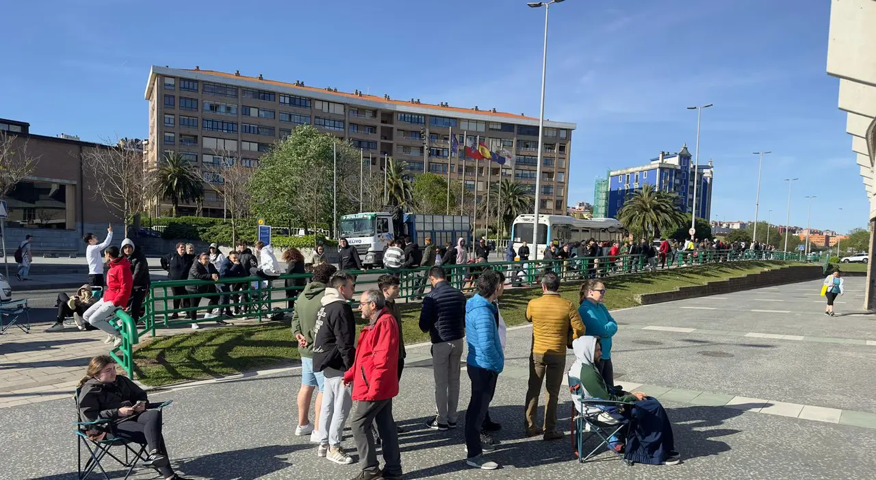 Aficionados racinguistas hacen cola para adquirir las entradas contra el Mirand&eacute;s, en Anduva. / RRC