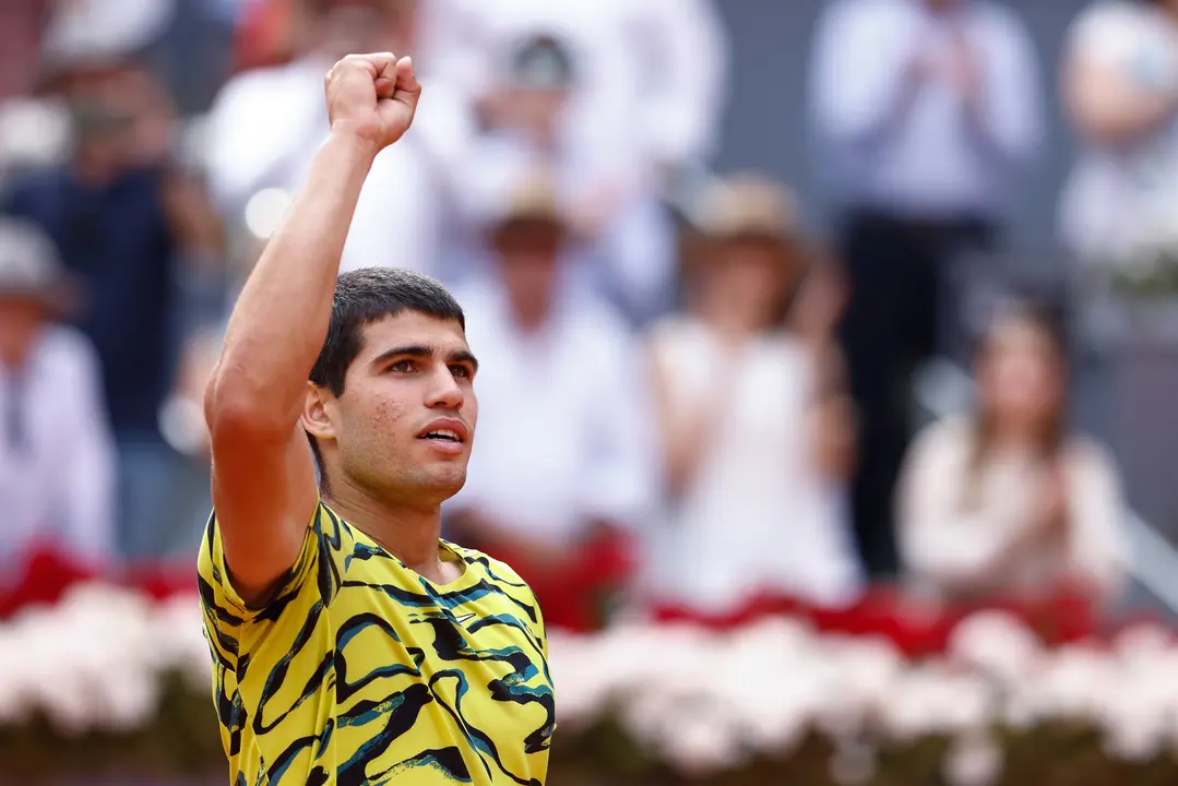 El tenista Carlos Alcaraz celebra su victoria ante Alexander Zverev en octavos del Mutua Madrid. / OSCAR J. BARROSO