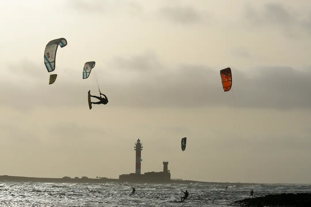 Varias personas hacen Kitesurf. / H.Bilbao