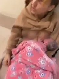 La joven con su hijo, en el portal donde dio a luz. / AC