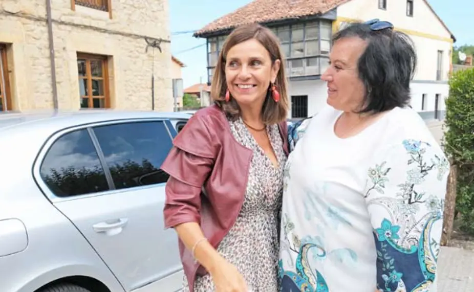 La consejera de Presidencia, Paula Fern&aacute;ndez con la alcaldesa de Ruiloba, Sara Portilla. / ALErtA