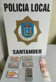 Hach&iacute;s, dinero y la b&aacute;scula incautados. / PLS