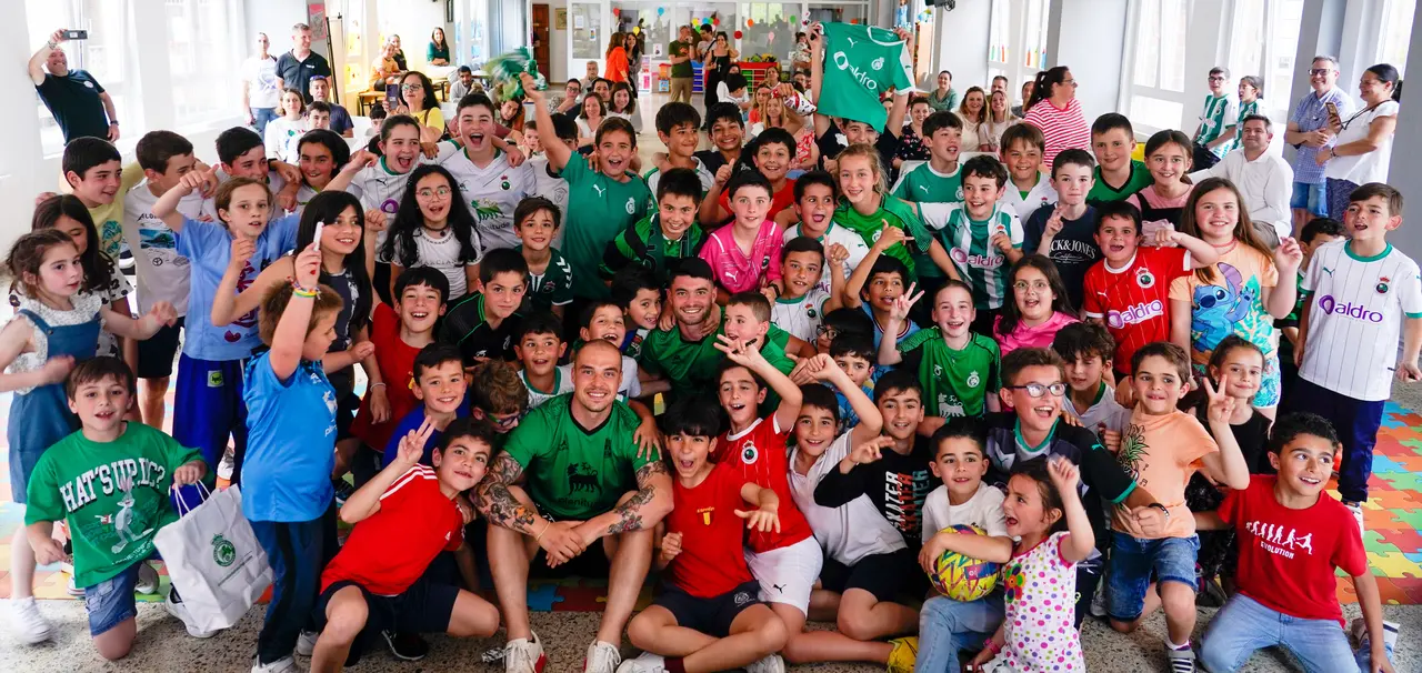 Aldasoro y Pombo visitan el colegio Santa María Micaela. / RRC