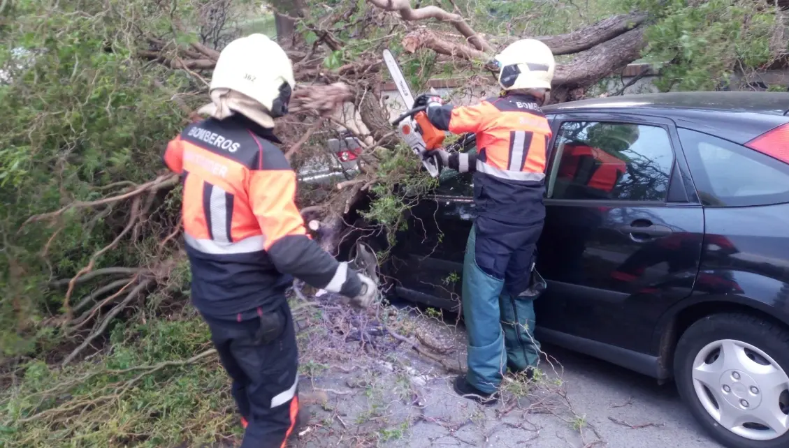 Una de las intervenciones acometidas por el cuerpo de Bomberos de Santander. / BS