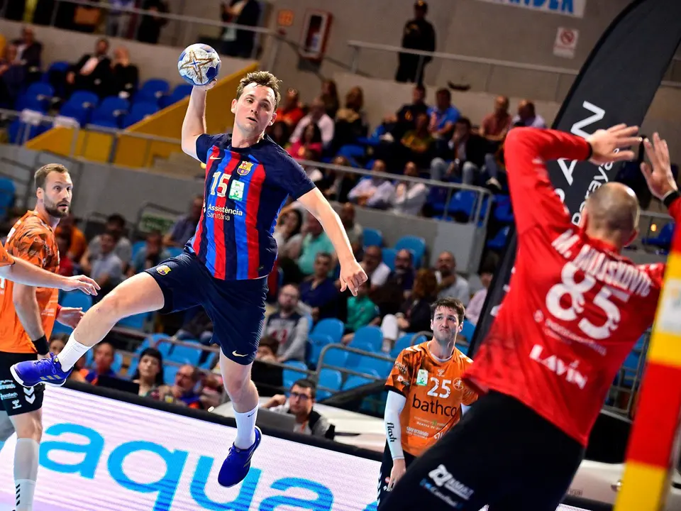 Un jugador del Torrelavega encara la porter&iacute;a del Torrelavega. / RFEBM