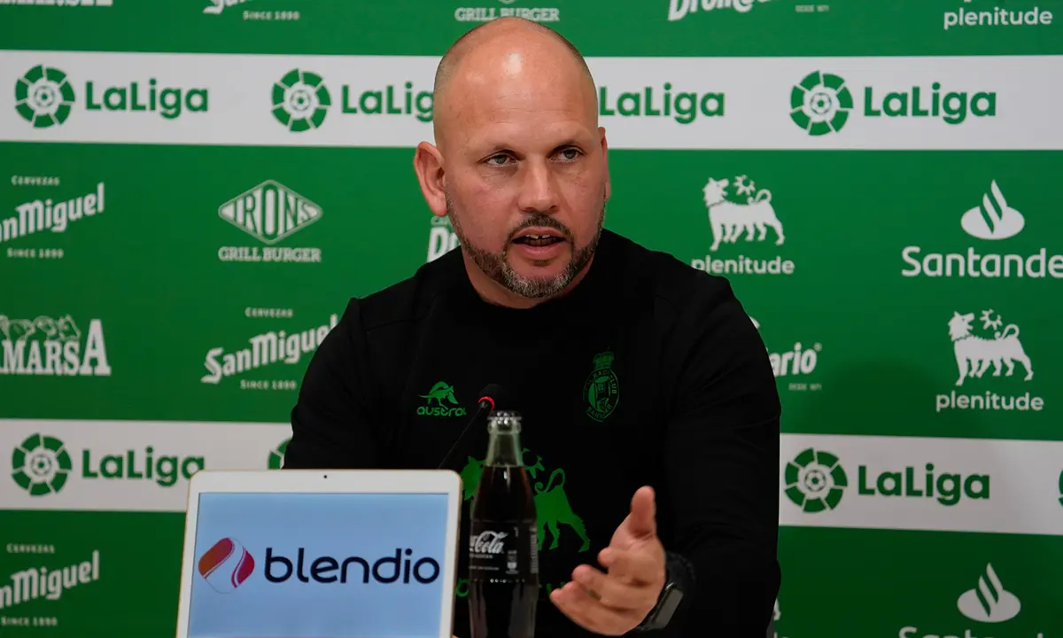 El entrenador del Real Racing Club, Jos&eacute; Alberto. / RRC