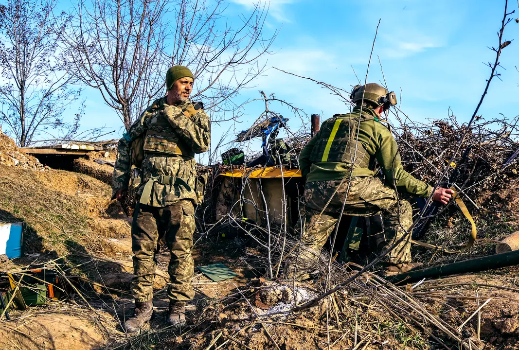 Soldados ucranianos de una unidad antia&eacute;rea, en un lugar no revelado cerca de la ciudad de Bajmut, en el este de Ucrania. / ROMAN CHOP