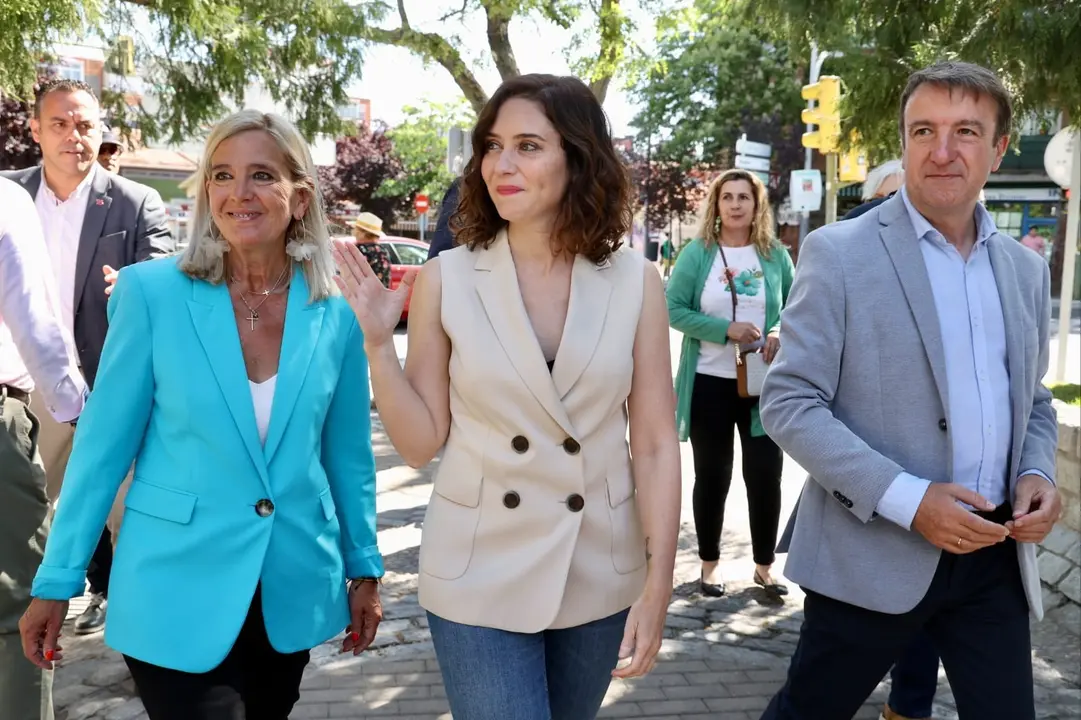 La candidata del PP a la reelecci&oacute;n a la Presidencia de la Comunidad de Madrid, Isabel D&iacute;az Ayuso, junto con la candidata a la Alcald&iacute;a de Collado Villalba, Mariola Vargas. EP