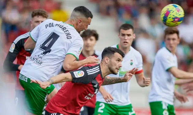 Jugadores del Racing y Mirand&eacute;s pugnan por el bal&oacute;n. / LaLiga