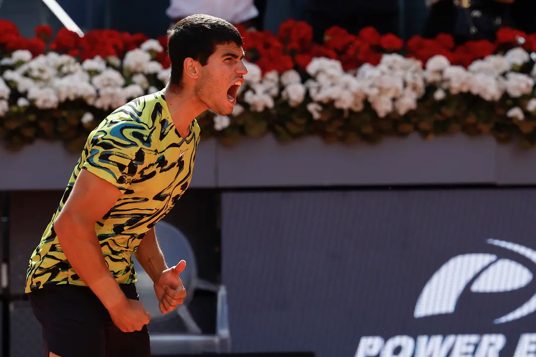 Carlos Alcaraz celebra su victoria ante el croata Borna Coric en las semifinales del Mutua Madrid Open. / Chema Moya