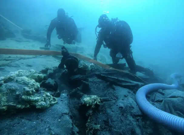 Trabajos de excavaci&oacute;n arqueol&oacute;gica del gale&oacute;n hundido hallado en aguas de Pasaia (Gipuzkoa). EFE/Diputaci&oacute;n Foral de Gipuzkoa/Ander Arrese