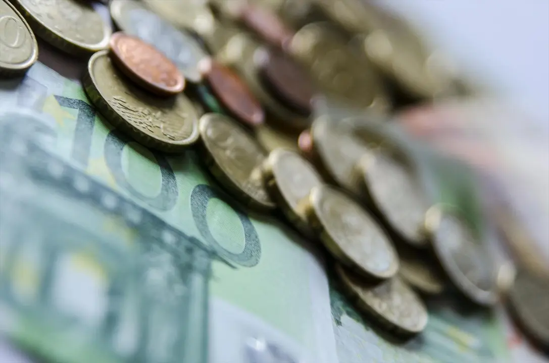 Billetes y varias monedas. / EP