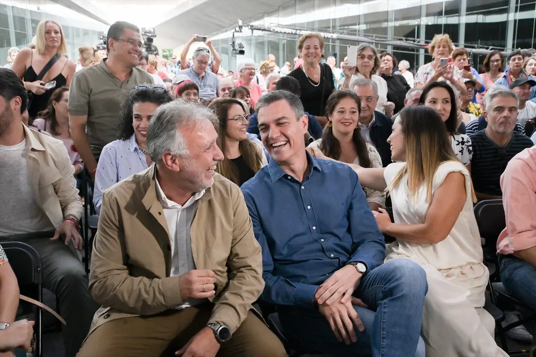 El presidente del Gobierno de Espa&ntilde;a y secretario general del PSOE, Pedro S&aacute;nchez (2i), y el secretario general del PSOE Canarias y presidente del Gobierno de Canarias y candidato a la reelecci&oacute;n, &Aacute;ngel V&iacute;ctor Torres (1i). EP