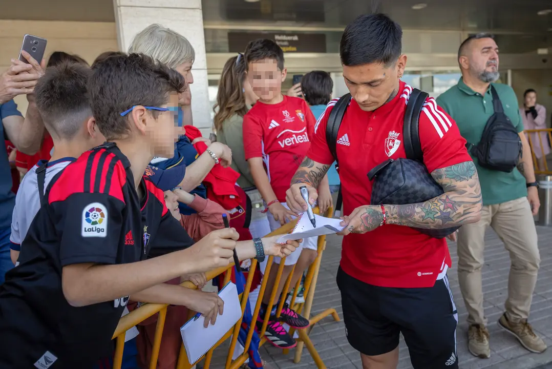 Aficionados de Osasuna han dado este domingo un caluroso recibimiento en el aeropuerto de Pamplona a los jugadores, directiva y cuerpo t&eacute;cnico del club tras proclamarse subcampeones de la Copa del Rey. / Villar L&oacute;pez