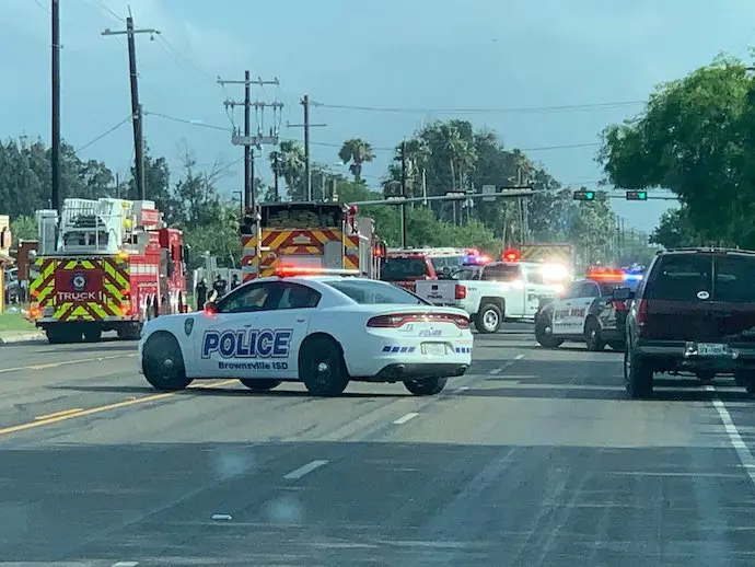 Seis personas, presuntamente migrantes, murieron esta ma&ntilde;ana en #Brownsville despu&eacute;s de que un joven arrollara a un grupo de por lo menos 30 personas que se encontraban esperando un autob&uacute;s en la calle Minessota.